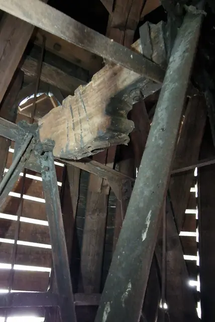 Ein Glockenjoch aus Holz ohne Glocke.