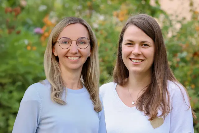 Foto: Natalie Hensel (links) und Bettina Schramm informierten über den richtigen Umgang bei Demenz. (Foto: Julia Pietsch, LRA Augsburg)