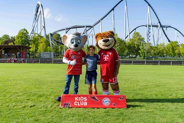 Camp-Ticket-Gewinner Josef  mit dem Europapark- und FC Bayern Maskottchen | Foto: Europapark Rust | Unternehmenskommunikation