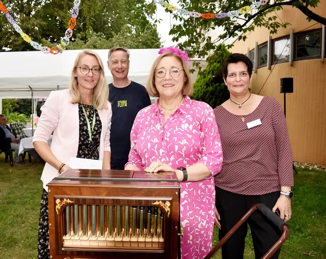 Drehorgelspielerin Maria Hesse mit dem Team vom Ansgarhaus (v.l.) Sandra Richter, Pastor Dr. Michael Wohlers und Sandra Schindler