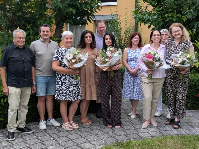 Foto: Helmut Wech (Vors. des Aufsichtsrates), Thomas Klein (Geschäftsführer der Sozialstation) ehrten beim Sommerfest langjährige Mitarbeiterinnen und einen Mitarbeiter. (Foto: Christina Schrammel)