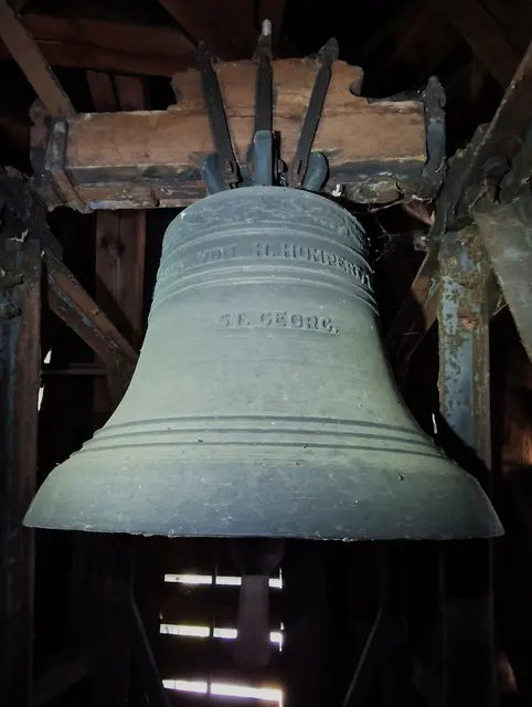 Die Glocke der St.Elisabethkirche in Biedenkopf mit der Inschrift:
GEGOSSEN VON H.HUMPERT, BRILON.
                        ST. GEORG

PAX CHRISTI IN RECNO CHRISTI. (Der Friede Christi im Reich Christi.)
                      1929
