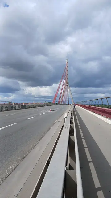 Vollsperrung Weseler Rheinbrücke. Auf der Fahrbahn einige Verkehrsleitkegel (Verkehrshütchen) an Asphalt-Reparaturstellen. | Foto: Siegmund Walter 22.08.2026, 11:52 Uhr