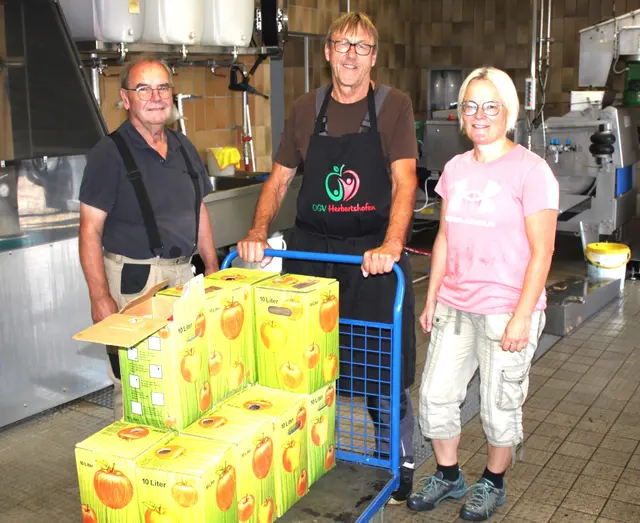 Der frisch gepresste Saft aus der Obstpresse wurde in Ablaufkartons sorgfältig verpackt. | Foto: Peter Heider