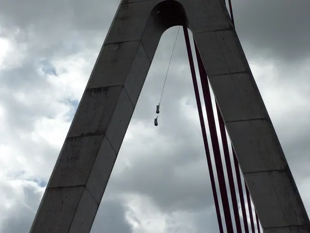 Kurioserweise, zwei durch den Wind hin und her schwankende, an Seilen befestigte Säcke, hoch oben am sogenannten Pylon.  | Foto: Siegmund Walter, 22.08.2026, 14:41 Uhr