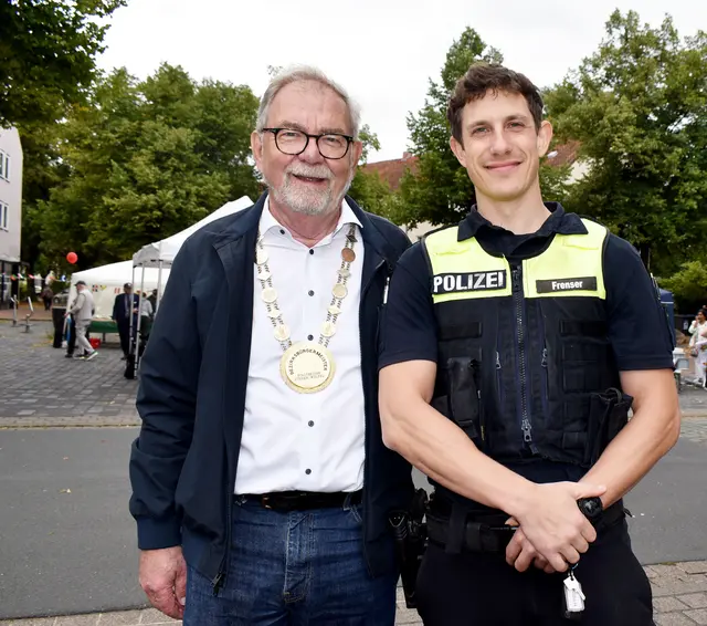 Bezirksbürgermeister Willi Lindenberg mit dem neuen Kontakbereichsbeamten für Mittelfeld