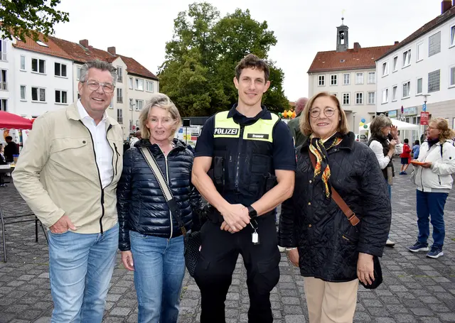 Politiker vor Ort mit Polizeischutz: rechts die Regionsabgeordnete Maria Hesse