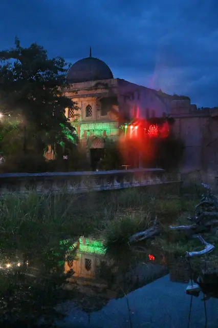 Bunter Leuchten tauchten die Zoogebäude in ein geheimnisvolles Licht