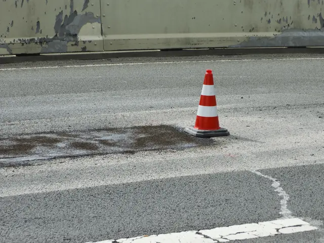 Vollsperrung Weseler Rheinbrücke. Auf der Fahrbahn einige Verkehrsleitkegel (Verkehrshütchen) an Asphalt-Reparaturstellen. | Foto: Siegmund Walter, 22.08.2026, 11:55 Uhr