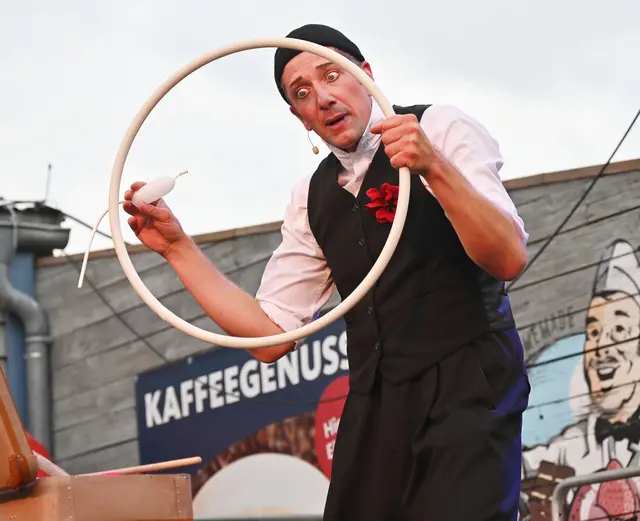 Herr Kasimir spielte nicht nur seine Geburt auf der Bühne von Yukon Bay nach