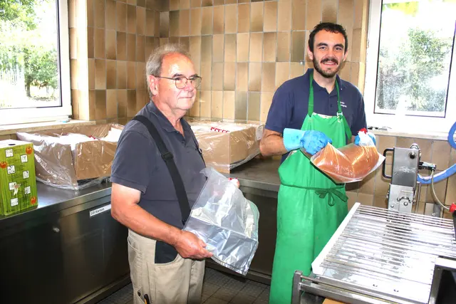 An der Abpackanlage wurde den ganzen Tag der Saft in Plastikbeuteln zur Abholung verpackt und  hergerichtet.  | Foto: Peter Heider