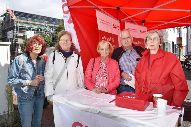 Am Stand des SoVD: 3. v.l.; Vize-Bezirksbürgermeisterin Gabi Jakob