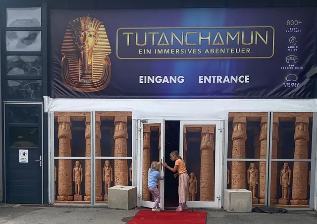 Hier geht es in die Ausstellung
