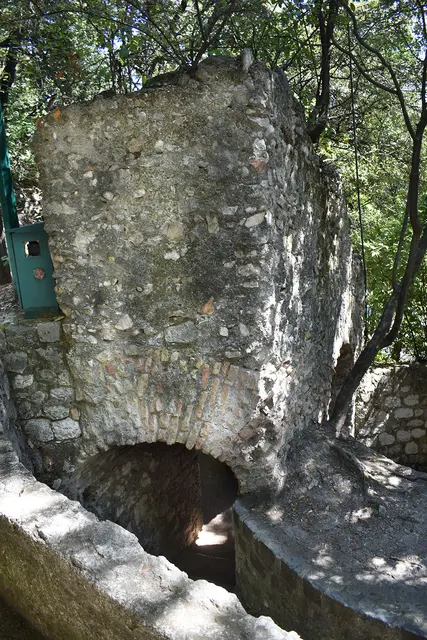 Nur noch wenige Mauerreste blieben vn der Burg auf dem Schlosshügel
