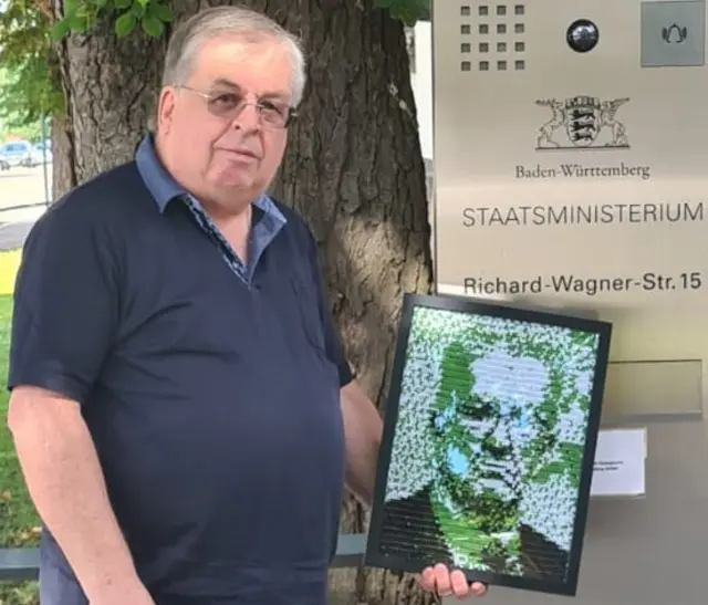 Erich Neumann gibt T(r)op(f)-Lappen für Baden-Württembergs Ministerpräsident Winfried Kretschmann an der Villa Reitzenstein in Stuttgart ab und …  | Foto: © Bilder: www.jurawatch.de CC 