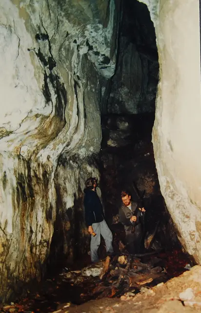 In der Töpferhöhle wurde neben Scherben eine dicke Tonschicht gefunden. Es wird vermutet, dass darin ein Töpfer seine Werkstatt hatte. Durch einen engen Gang steht sie in Verbindung mit der Nasensteinhöhle. | Foto: Christel Wolter
