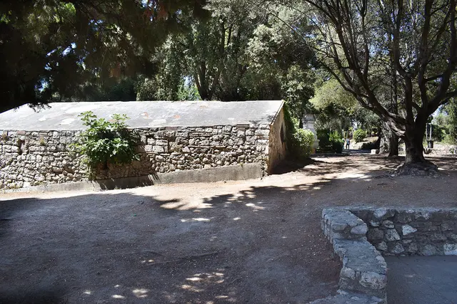 Heute ist der Schlosshügel ein schöner Park, der zum Spazierengehen einlädt.