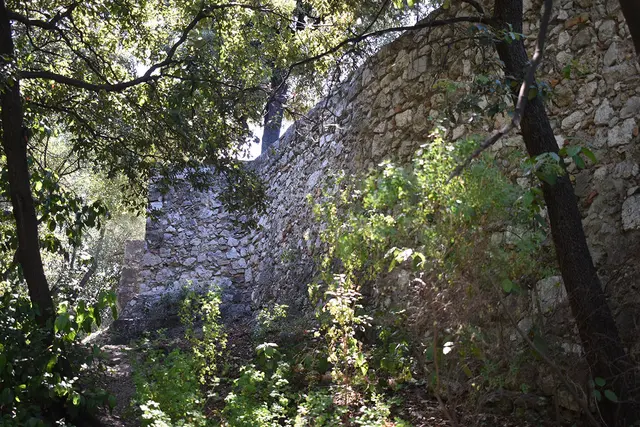 Nur noch wenige Mauerreste blieben vn der Burg auf dem Schlosshügel