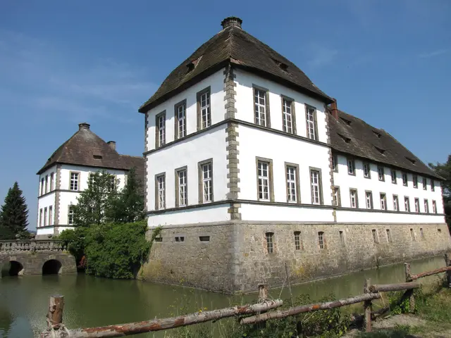 Auch das Wasserschloss Bisperode ist einen Besuch wert. Aber das ist der ganze Ith. Reizvolle Natur, Geschichte und Frühgeschichte treffen dort zusammen.  | Foto: Kurt Wolter