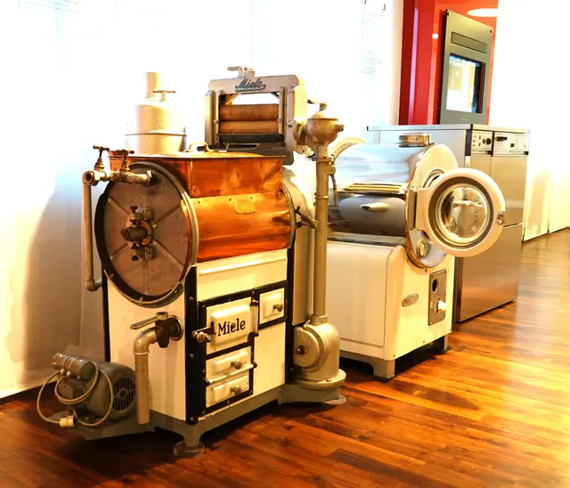 Trommel-Waschmaschine, gebaut von 1931-1937 / Modell für Kohlefeuerung mit Warmwasserbehälter und schwenkbarem Wringer