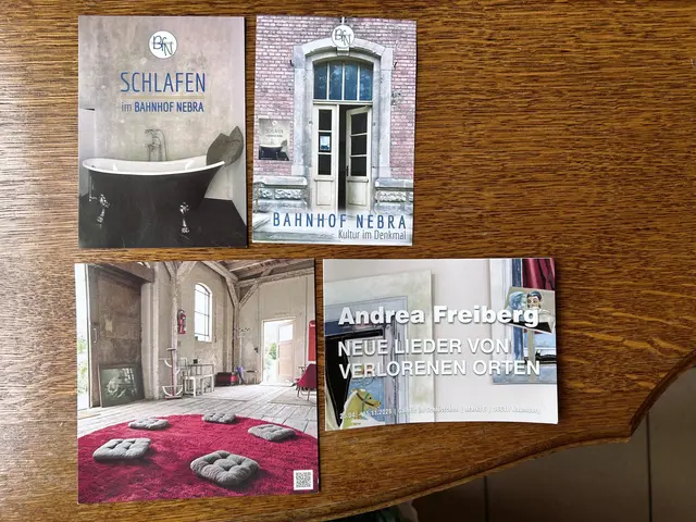 Diese Karten fanden wir in einem Naumburger Cafè, das wir nach der Besichtigung aufsuchten. Zu sehen sind Impressionen aus dem Kulturdenkmal Bahnhof Nebra, wo die Künstlerin ihr Atelier eingerichtet hat. 