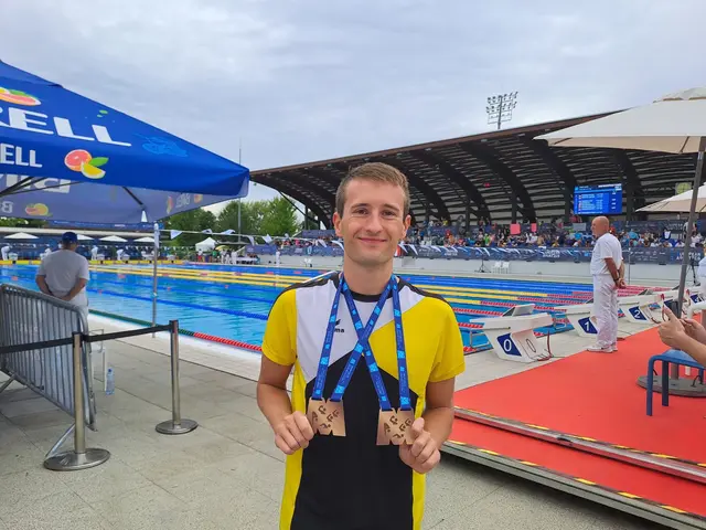 Jannik Schreiber mit seinen Bronzemedaillen vor dem 50-Meter-Becken in Šamorín.