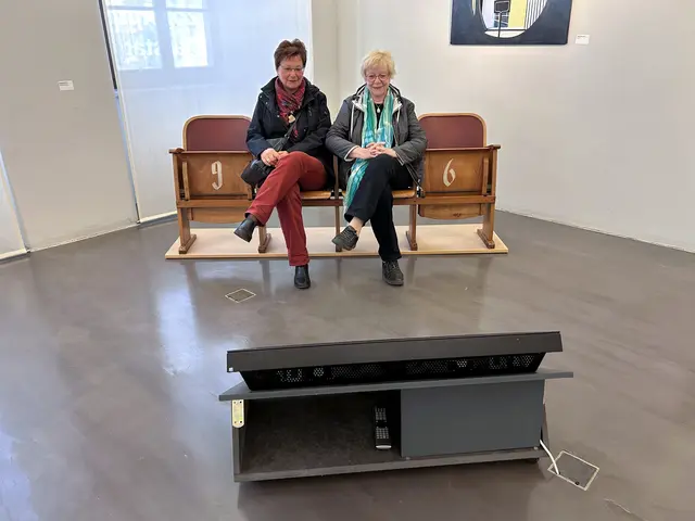 Wir durften uns setzen auf die Stühle des ehemaligen Kinos der Reichskrone ... und wurden von der aufsichtsführenden Dame der Galerie fotografiert;).