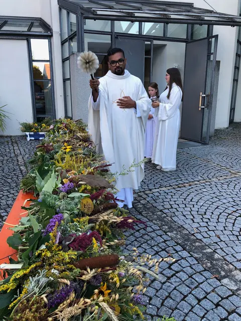 Foto: Kaplan Tony segnete am Ende der feierlichen Eucharistie zum Fest "Mariä Himmelfahrt" die Krautbuschen in Ellgau.