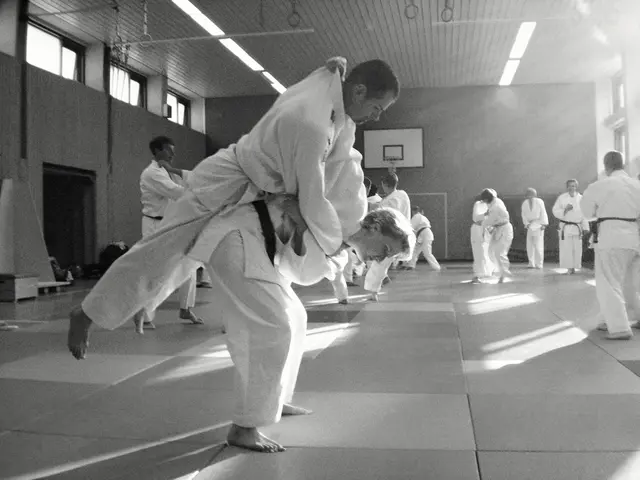 Trainingsszene bei Sakura: Ausführung eines Judo-Wurfs.