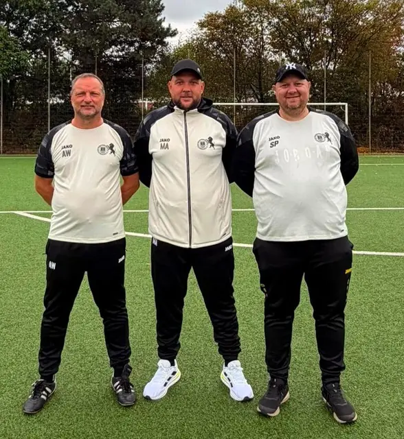 Beim Traditionsverein Hamborn 07 gibt es nach dem Landesliga-Abstieg einige Umbrüche und Veränderungen. Es ist für die Löwen eine herausfordernde, anspruchsvolle Zeit. Gemeinsam will man sie meistern, Auch das Trainerteam ist neu. Auf Coach Marcel Antonica (Bildmitte) wartete eine Menge Arbeit. Unterstützt wird er dabei von Andreas Wallenhorst (l.) und Sven Posberg.
Foto: Hamborn 07
