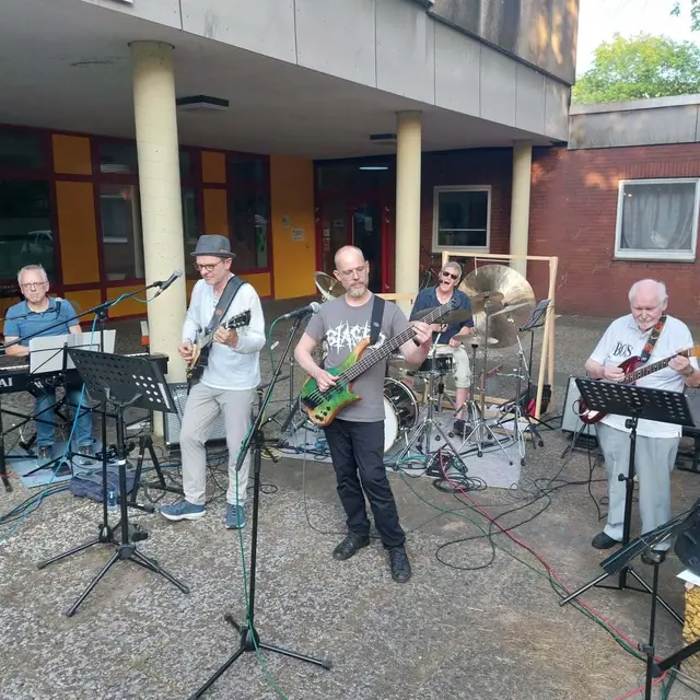 Das Foto zeigt die Band "100 Kühe" beim Konzert "Rock vorm Treppchen" von 2025 in Neudorf.
Foto: Hartmut Hansen
