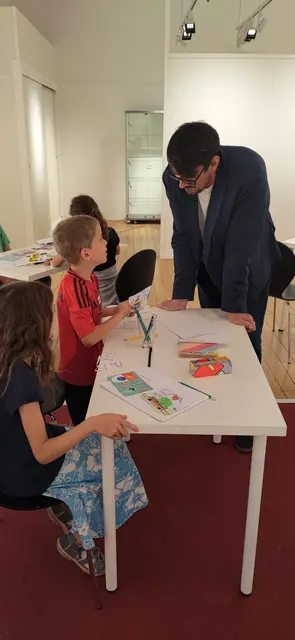 Bürgermeister Benjamin Schorer stattete der Aktion im MUGS einen Überraschungsbesuch ab.  | Foto: Stadt Schwabmünchen