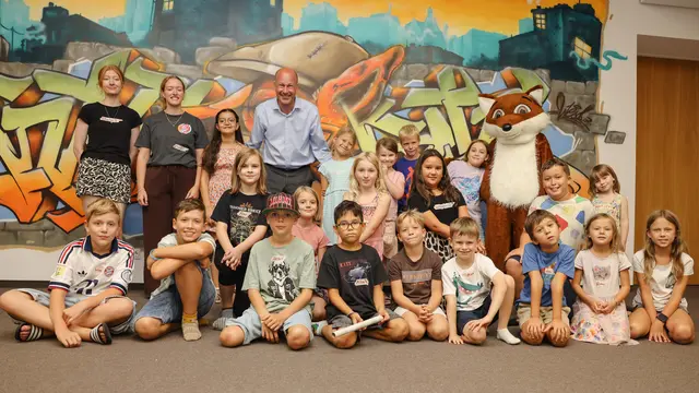Das traditionelle Pizzaessen gemeinsam mit Landrat Martin Sailer und Landkreis-Maskottchen Zorro durfte auch in diesem Jahr beim Ferienprogramm des KJR nicht fehlen und sorgte für strahlende Gesichter bei den teilnehmenden Kindern.  | Foto: Julia Pietsch