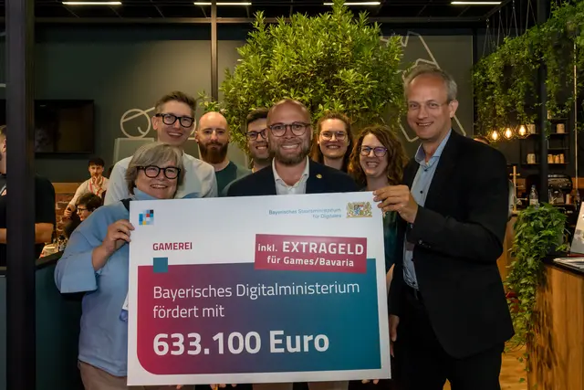 (Vordergrund v.l.): Annette Kümmel, Geschäftsführerin der Medien.Bayern GmbH; Bayerns Digitalminister Dr. Fabian Mehring; Dr. Thorsten Schmiege, Präsident der Bayerischen Landeszentrale für neue Medien (BLM) | Foto: Staatsministerium für Digitales
