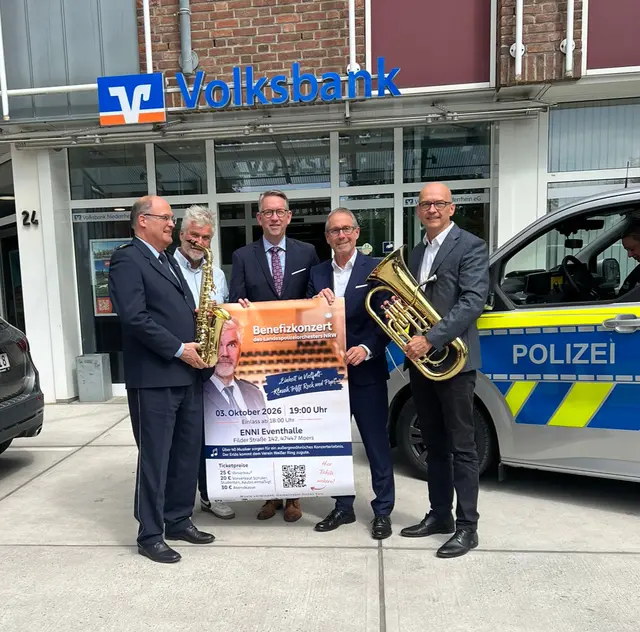 von links nach rechts: stellv. Abteilungsleiter Polizei der KPB Wesel, Polizeidirektor Wolfgang Tühl/ Scott Lawton, Dirigent des Landespolizeiorchesters NRW/ Landrat Ingo Brohl, Leiter der KPB Wesel und Schirmherr des Konzertes/ Guido Lohmann, Vorstandsvorsitzender der Volksbank Niederrhein/ Dr. Kai Gerhard Steinbrich, Vorstandsvorsitzender der ENNI Energie &amp; Umwelt Niederrhein GmbH Copyright: KPB Wesel, Pressestelle | Foto: Pressestelle Kreis Wesel