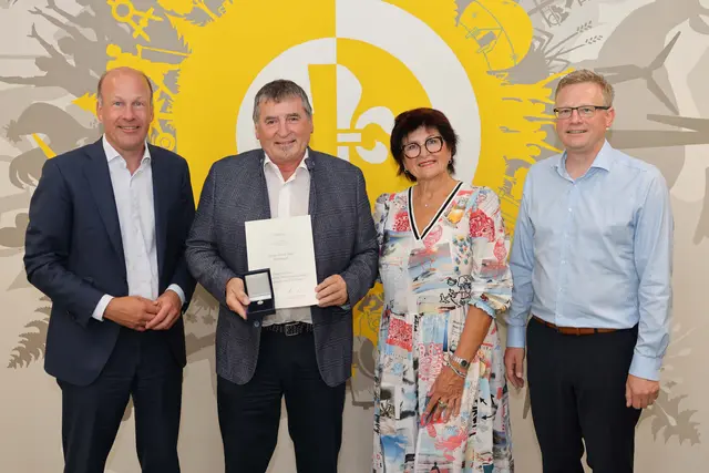 Von links: Landrat Martin Sailer, Erwin Baur, Elisabeth Baur und Gablingens Zweiter Bürgermeister Christian Kaiser. | Foto: Lina Prinzensing
