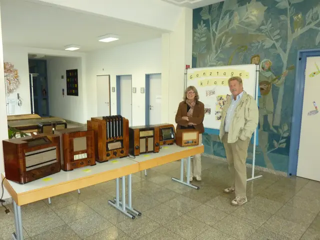 Nicht nur Radiosammler sondern auch Menschen die an der Restauration alter Dinge ihre Freude haben. Das Ehepaar aus Gersthofen hat die Radios in einen "optischen Neuzustand". | Foto: Otto Killensberger