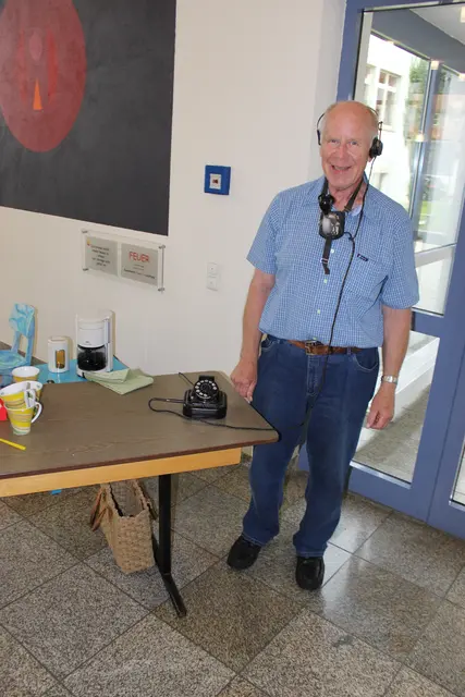 Auch seltene Telefone werden auf dem Wertinger Flohmarkt angeboten. Werner Hauf gehört seit dem Anfang des Wertinger Radiomuseums zu den Ausstellern. Er betreibt auch ein privates Radio- und Technik-Museum in Staig-Harthausen, dort sind Radios, gestapelt bis zur Decke.  | Foto: Otto Killensberger