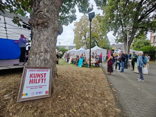 Direkt neben dem städt. Kunstmuseum Mülheim wurden zahlreiche Kunstwerke aus einer Privatsammlung für den "guten Zweck" versteigert. Es war die vierte Benefiz-Versteigerung des Mülheimer Kunstvereins KKRR, der sein Domizil in der Villa Artis, Ruhrstr. 3 / Ecke Delle am Innenstadtpark "Ruhranlage" seit 2012 hat und dort für Förderung von Künstlerinnen und Künstlern kostenlose Ausstellungsmöglichkeiten auf über 1.300 Quadratmetern zur Verfügung stellt.