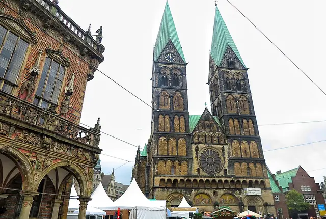 Der Bremer Dom steht am Marktplatz und Vis a Vis dem Rathaus.