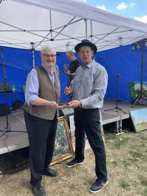 Der Mülheimer Bürgermeister Markus Püll (li) mit dem ehrenamtlichen Auktionator Ivo Franz am Kulturtag der Stadt Mülheim #WildesIdyll am 29. August 2029 auf der "Wohnzimmerbühne" neben dem Städtischen Kunstmuseum Mülheim an der Ruhr in der Alten Post, Synagogenplatz 1