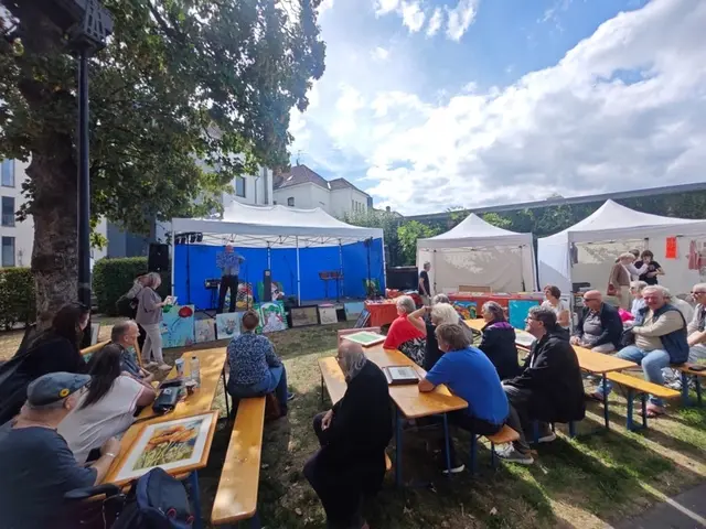 Im Schatten des Mülheimer Kunstmuseums ALTE POST fand die Versteigerung im angegliederten Park statt.