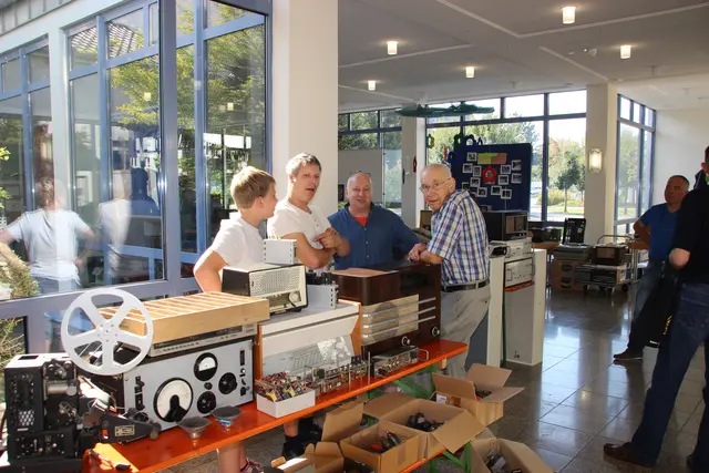Die Freunde alter Radios und der Funktechnik kommen nicht nur wegen des Kaufs oder Verkaufs zum Radioflohmarkt, er ist auch ein beliebter Treffpunkt der Sammlerszene. Fachliches und Freude an alter Radiotechnik kommen hier auf ihre Kosten. | Foto: Otto Killensberger