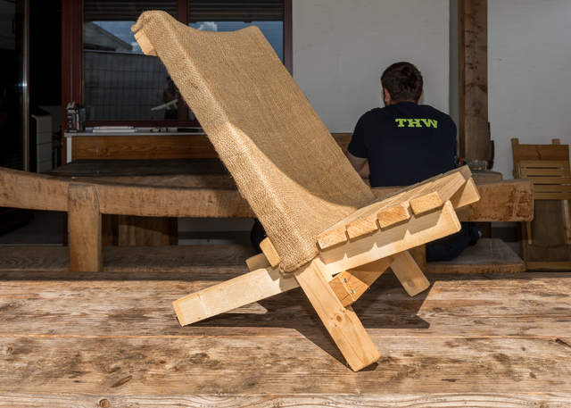 THW-OV Friedberg - Ferienprogramm 2026 - „Wir bauen viel mit Holz, und dürfen mit technischem Gerät arbeiten“ so die Jugendliche. „Zuletzt haben wir aus Holz und Jute unsere eigenen Liege-Stühle gebaut.“  | Foto: FSeventfoto