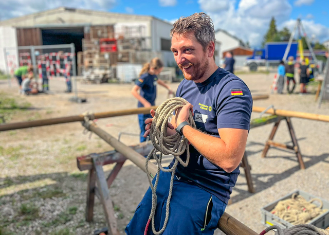 THW-OV Friedberg - Ferienprogramm 2026 - Spaß und Konzentration beim Umgang mit den Einsatzwerkzeugen - THW-Mitarbeiter Ben unterstützt die jungen Besucher | Foto: THW-OV Friedberg - Cathleen Witzenberger