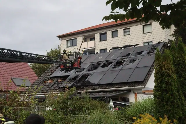 Um an das Dachinnere zu gelangen, muss die PV-Anlage gezielt zerstört werden.