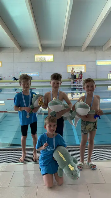 Ludwig Bilberger, Lukas Blickling, Luka Birke (2. Reihe v.l.n.r.) und Paul Schmid siegten über die 4 x 25m Parcour-Staffel
