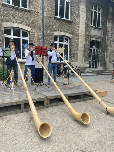 Zur Eröffnung zeigten drei Alphornbläser ihr ganzes Können.