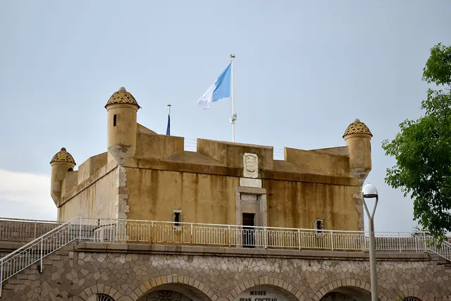 Ein kleines Kastell wacht an der Küste von Menton