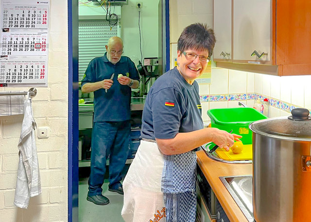 THW-OV Friedberg - Ferienprogramm 2026 - Für die Verpflegung sind Gerda und Roland Korper im Einsatz | Foto: THW-OV Friedberg - Cathleen Witzenberger